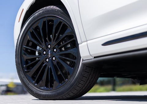 The stylish blacked-out 20-inch wheels from the available Jet Appearance Package are shown. | Johnson Sewell Lincoln in Marble Falls TX
