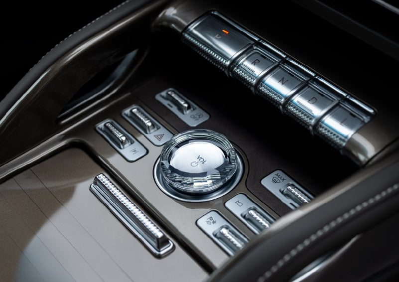 A crystal-inspired volume knob is shown in the center floor console of a 2024 Lincoln Nautilus® SUV. | Johnson Sewell Lincoln in Marble Falls TX